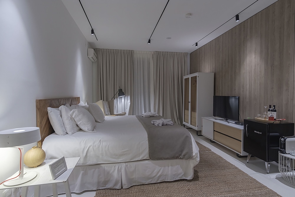 Charco Hotel 11/50