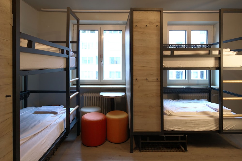 ROOM, 6 BEDS