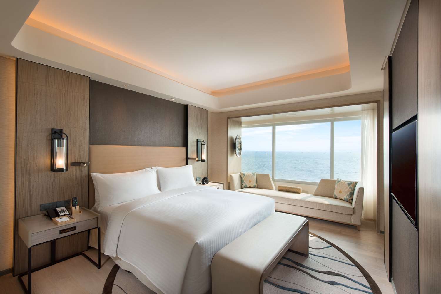 1 Bedroom, Suite, King Bed, Bay View, Lounge Access
