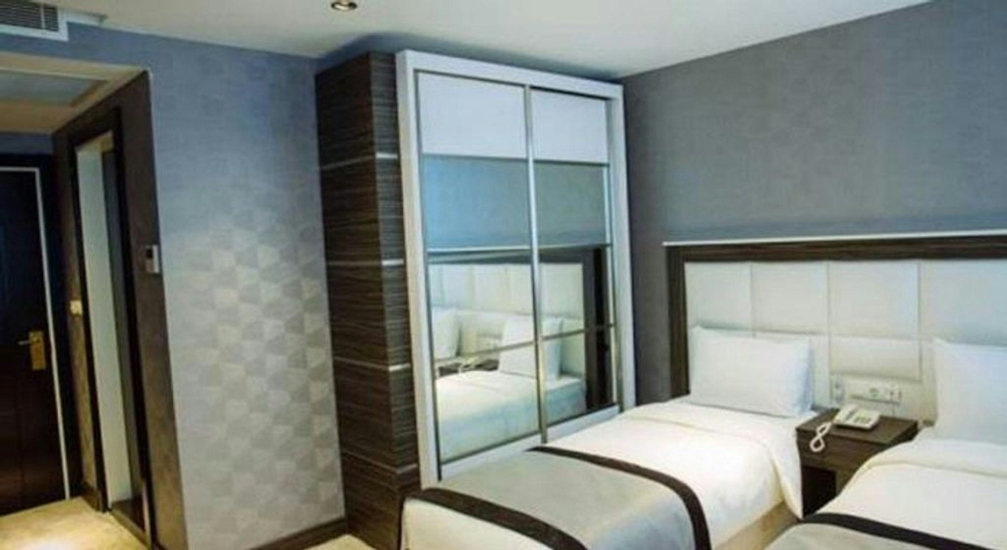 PASAPORT PIER HOTEL 30/79