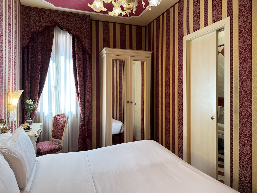 ROOM, DOUBLE BED
