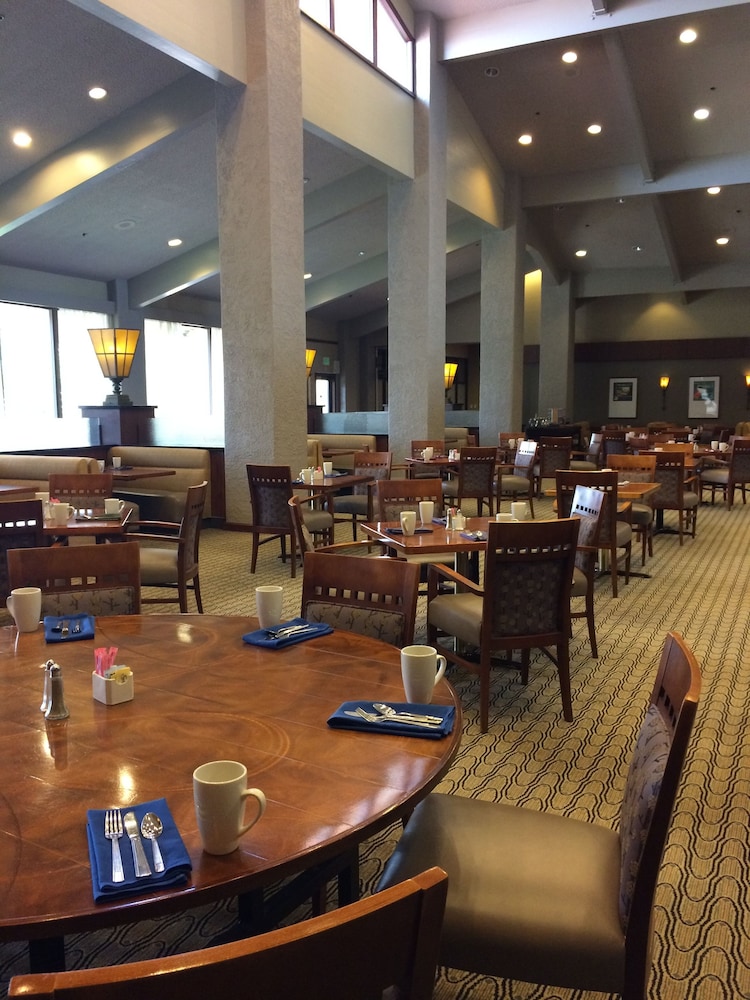 Doubletree Hotel Bakersfield 38/58