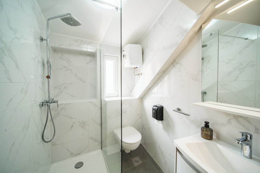 M & J Central Suites 41/50