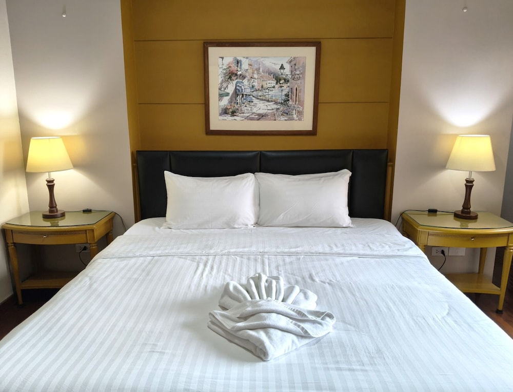 1 BEDROOM, SUITE, BATHTUB