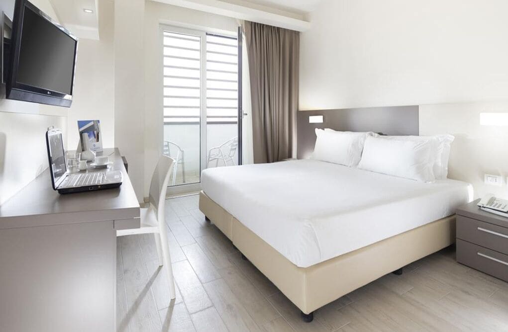 EXECUTIVE, DOUBLE OR TWIN BED