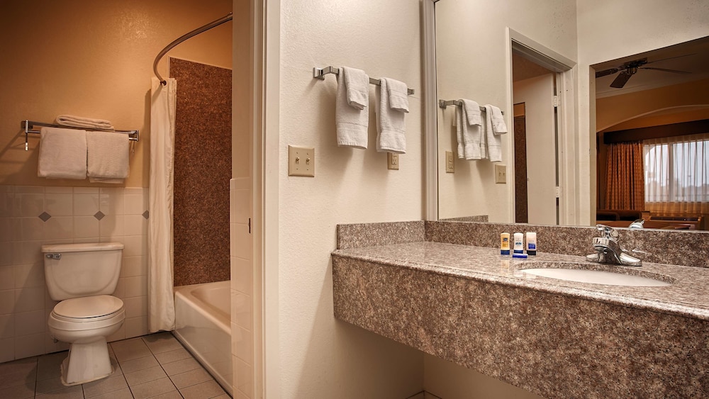 Days Inn by Wyndham Navasota 57/60