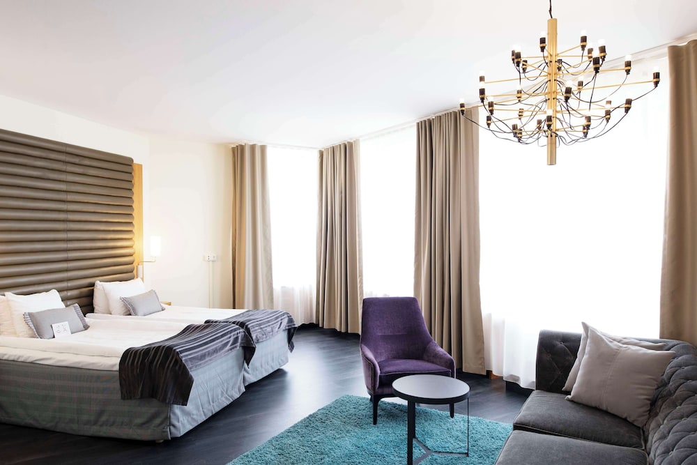 JUNIOR SUITE, KING BED, SOFA, TOP FLOOR