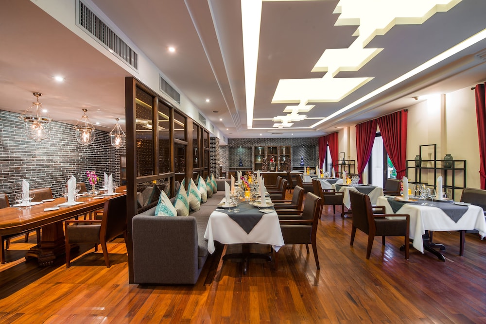 THE PRIVILEGE FLOOR BY LOTUS BLANC 33/40