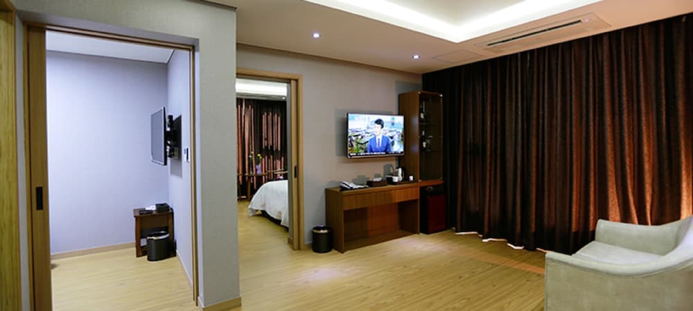 Black Sands Hotel 11/45