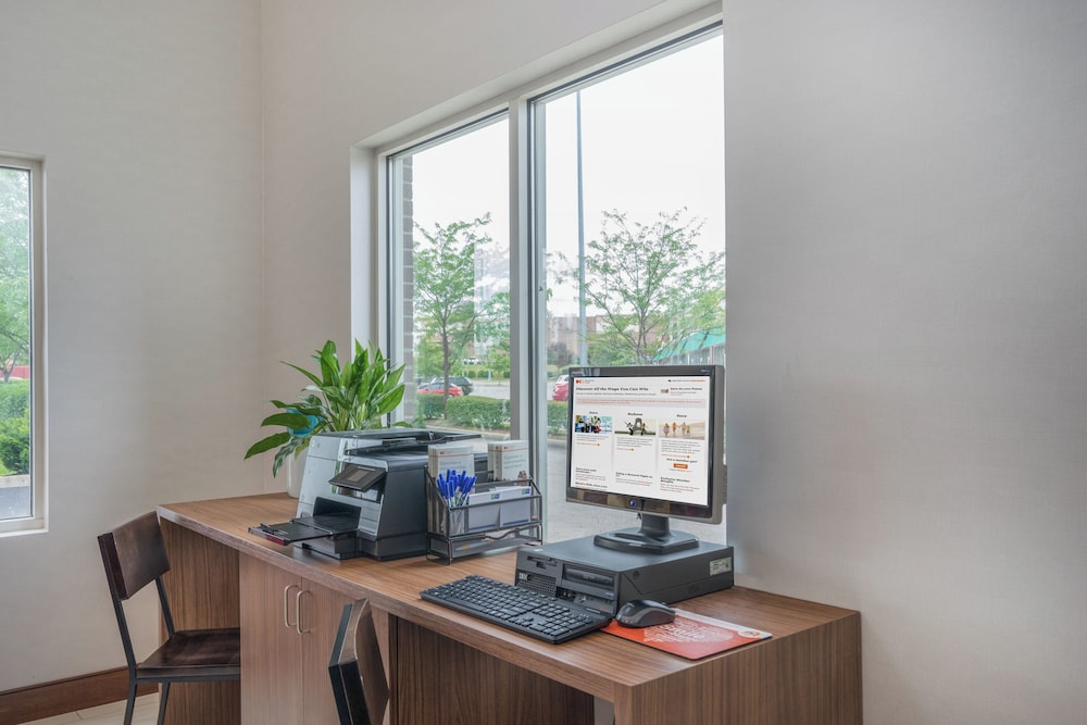 Holiday Inn Express Hotel Suites Frankfort 66/74