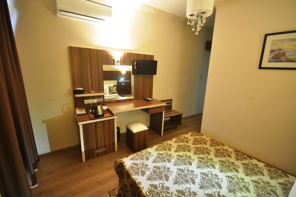 Manuela Hotel 17/50