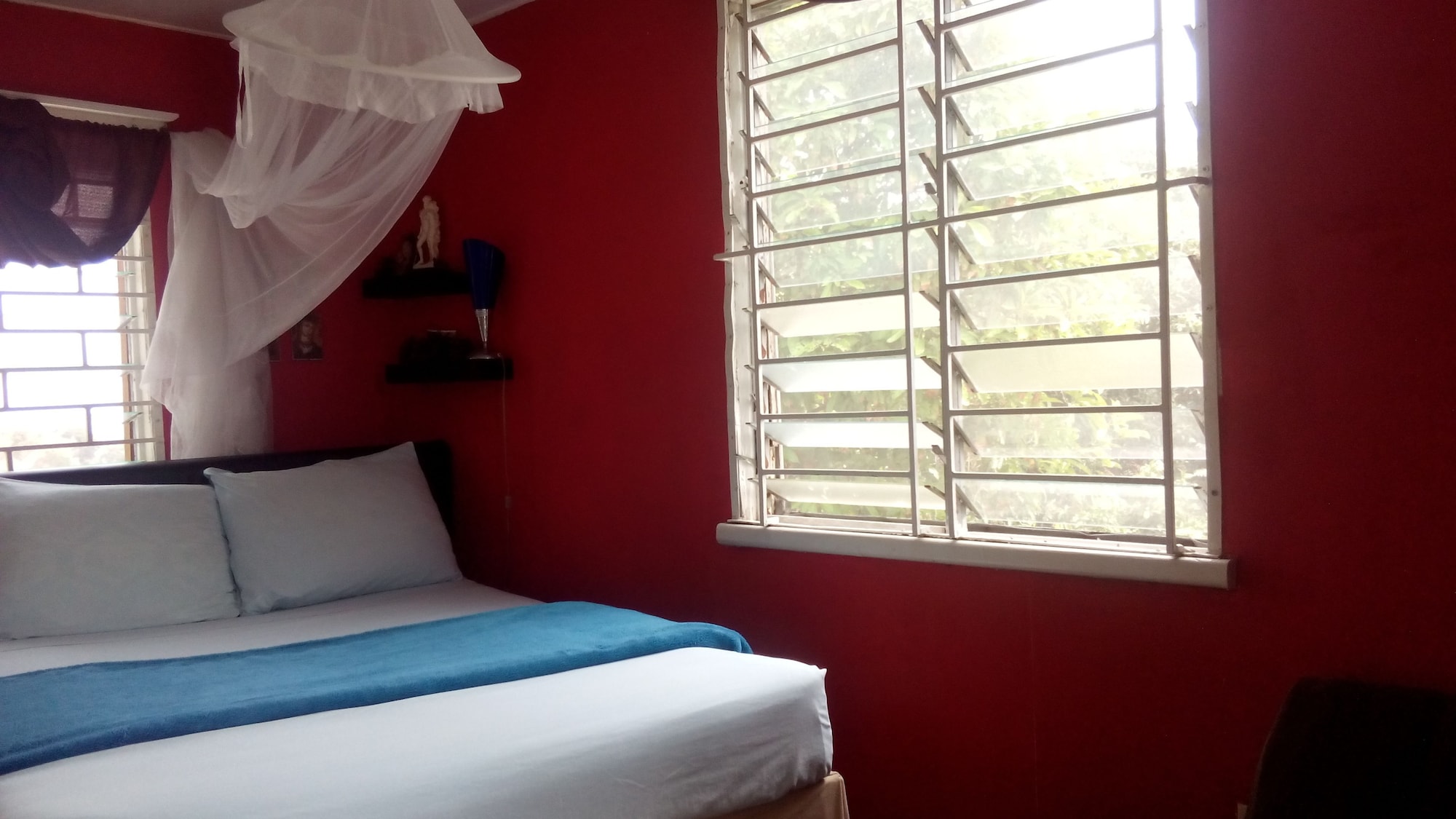 ECONOMY, QUEEN BED, MOUNTAIN VIEW, SHARED BATHROOM