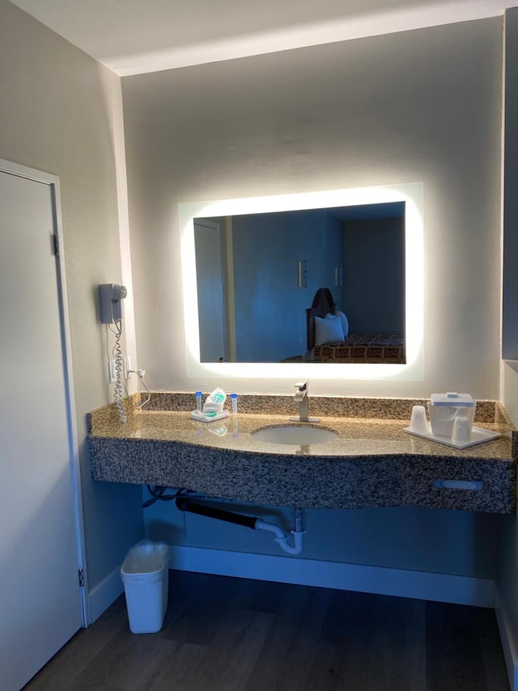 Guesthouse Inn Suites 7/63