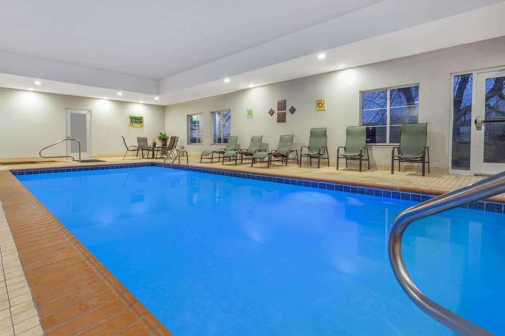 La Quinta Inn & Suites by Wyndham Columbus - Edinburgh 1/59