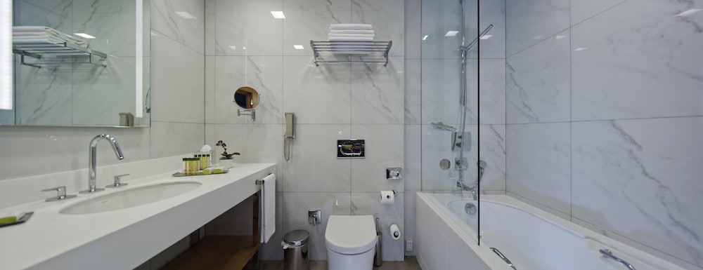 جناح عائلي بسرير كينج بإطلالة على البحر بحوض استحمام، Doubletree By Hilton Hotel Istanbul - Moda 5/7
