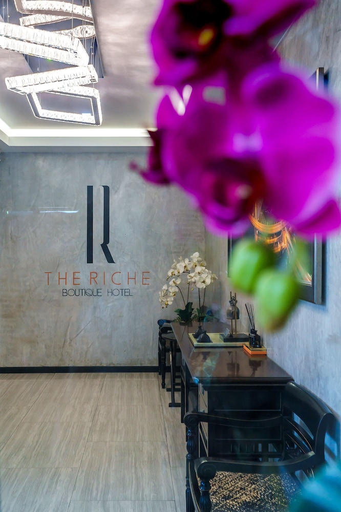 The Riche Boutique 72/74