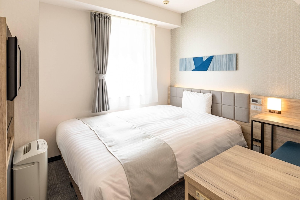 Compact, Queen Bed