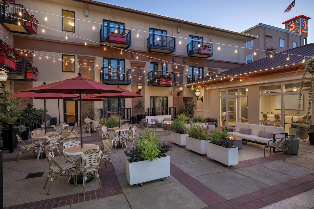 Inn at the 5th 9/45