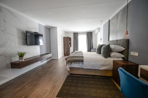 The Royal Bryanston 16/33