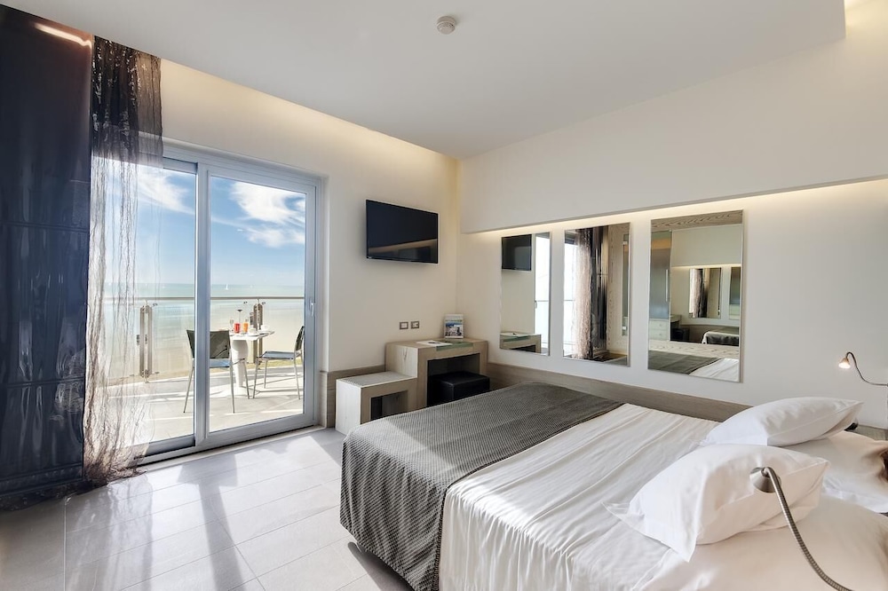 ROOM, DOUBLE OR TWIN BED, SEA VIEW, BALCONY