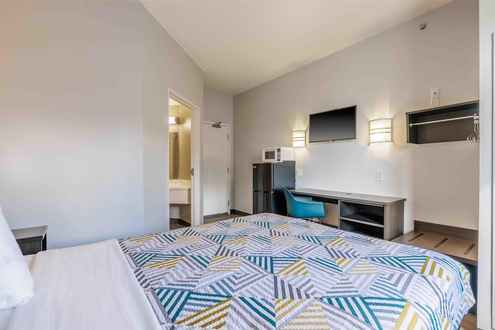 DELUXE, QUEEN BED