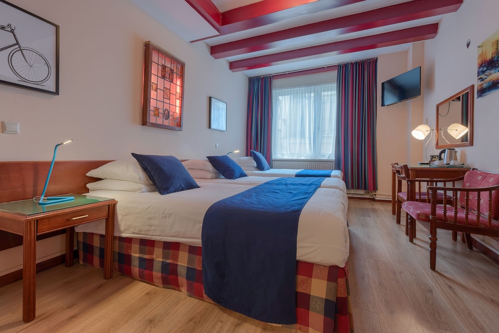 Hotel Des Arts 16/62