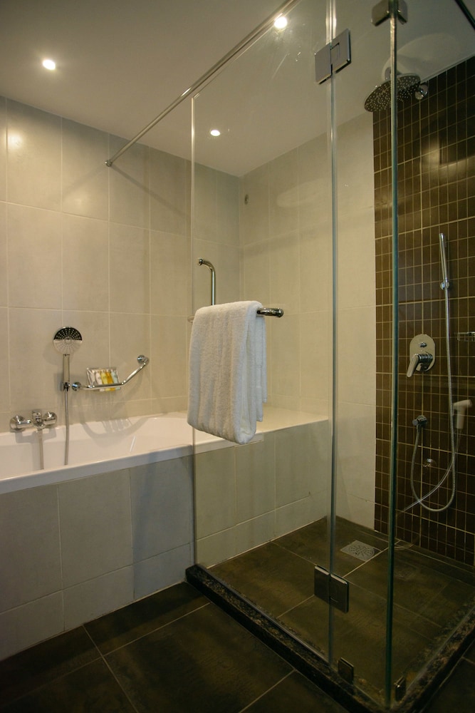 The Concord Hotel And Suites 7/36