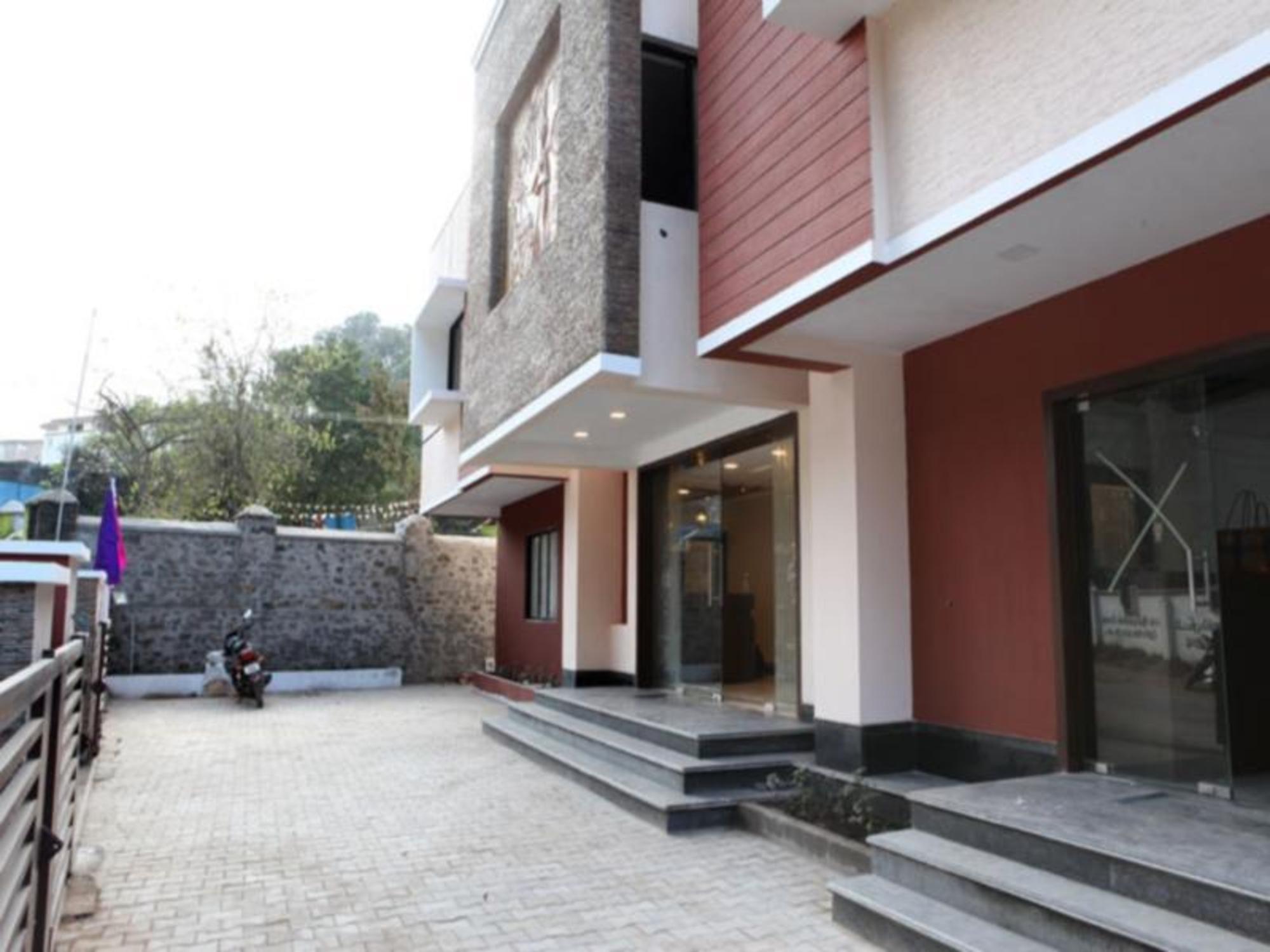OYO Premium Convent Road BSNL Junction 51/52
