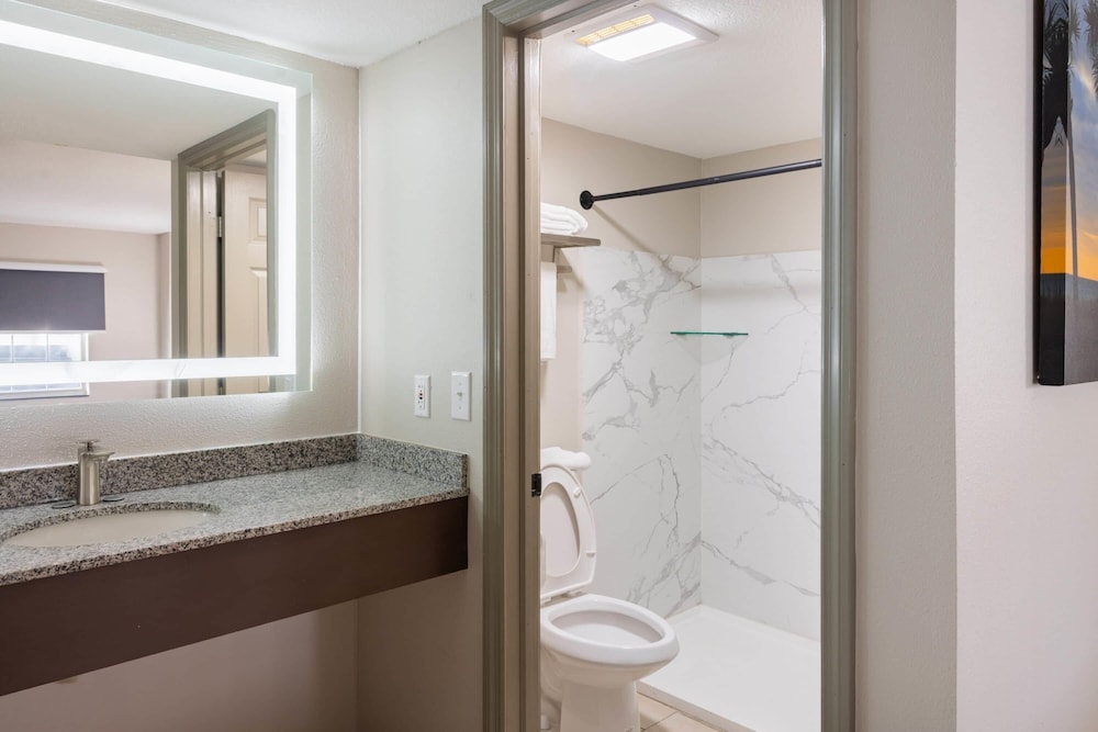 Travelodge by Wyndham Venice 41/46