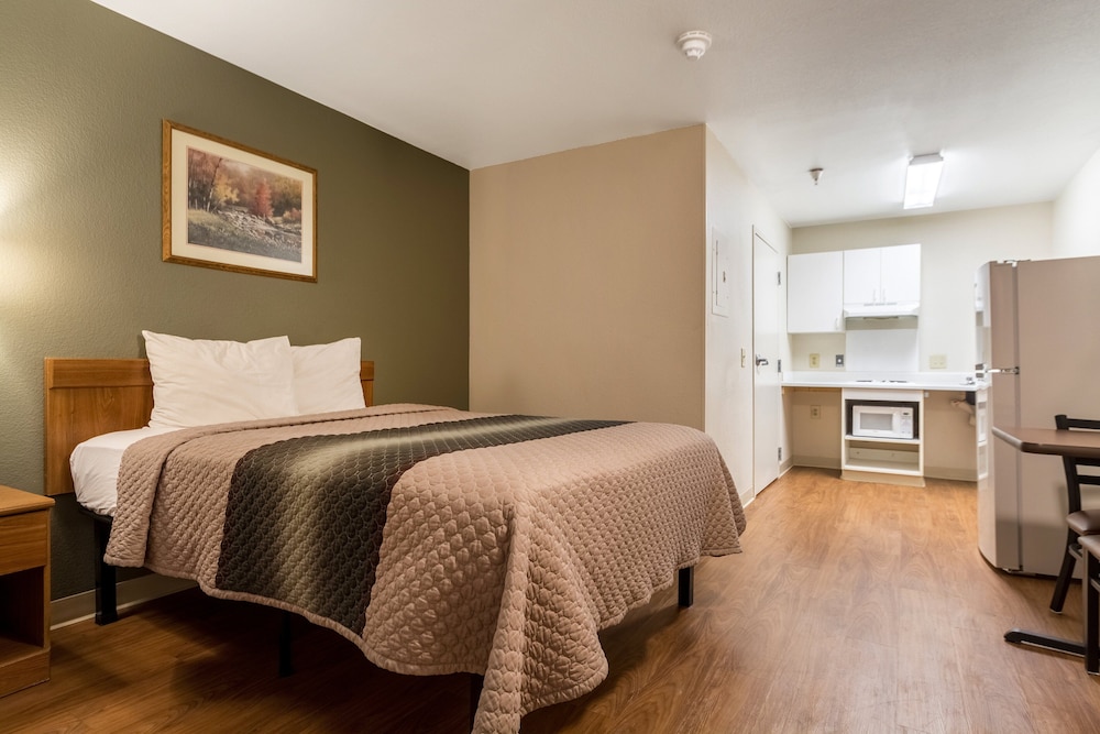 HomeTowne Studios by Red Roof Denver - Lakewood West 18/42