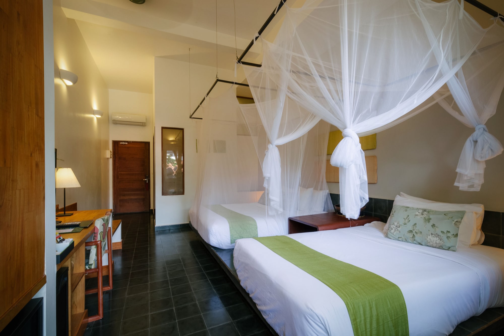 DELUXE, TWIN BEDS, POOL SIDE