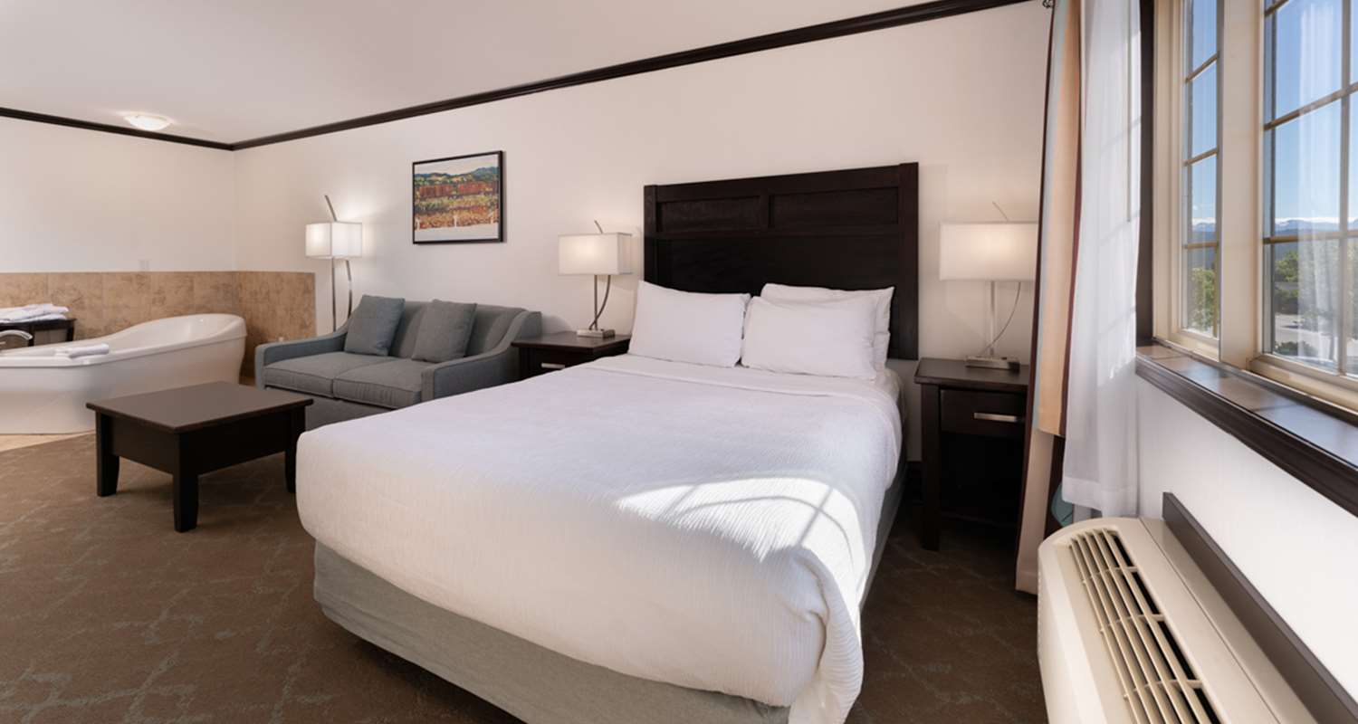 Suite, Queen Bed, Sofa, Jetted Tub