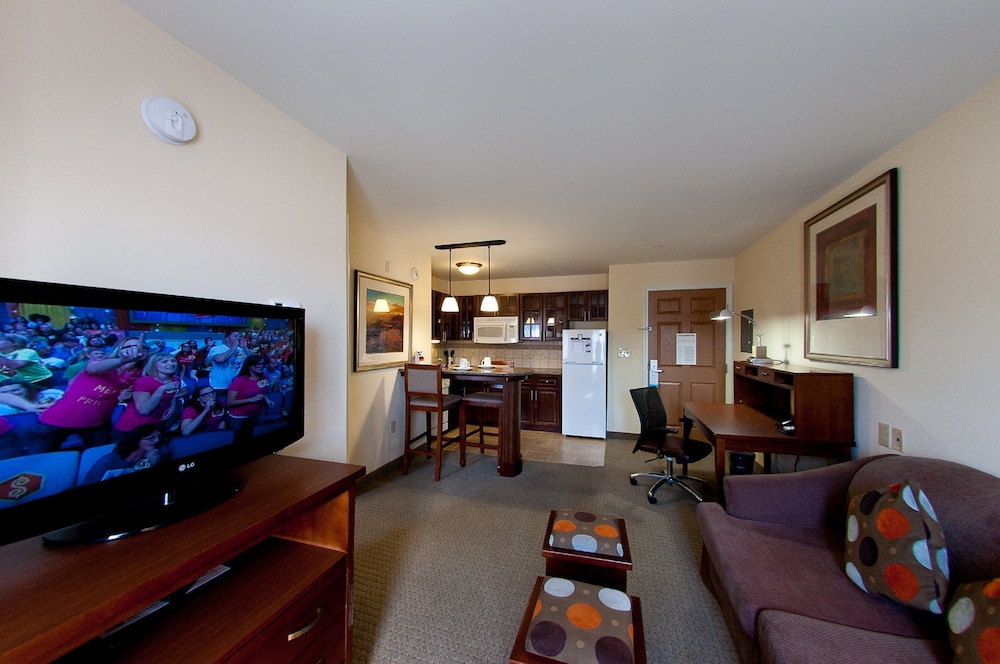 Staybridge Suites East Stroudsburg Poconos 40/69