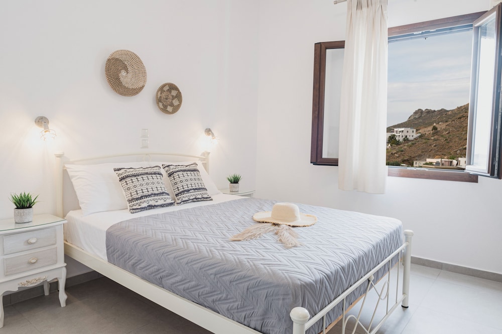 Petros Studios and Suites 33/81