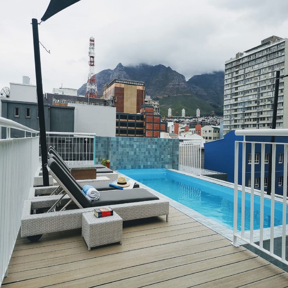 Urban Oasis Aparthotel Eatery and Spa 46/50