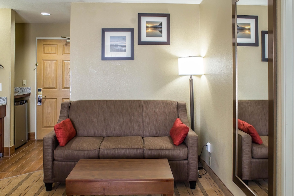 Comfort Inn & Suites Cedar Rapids North - Collins Road, IA 27/37
