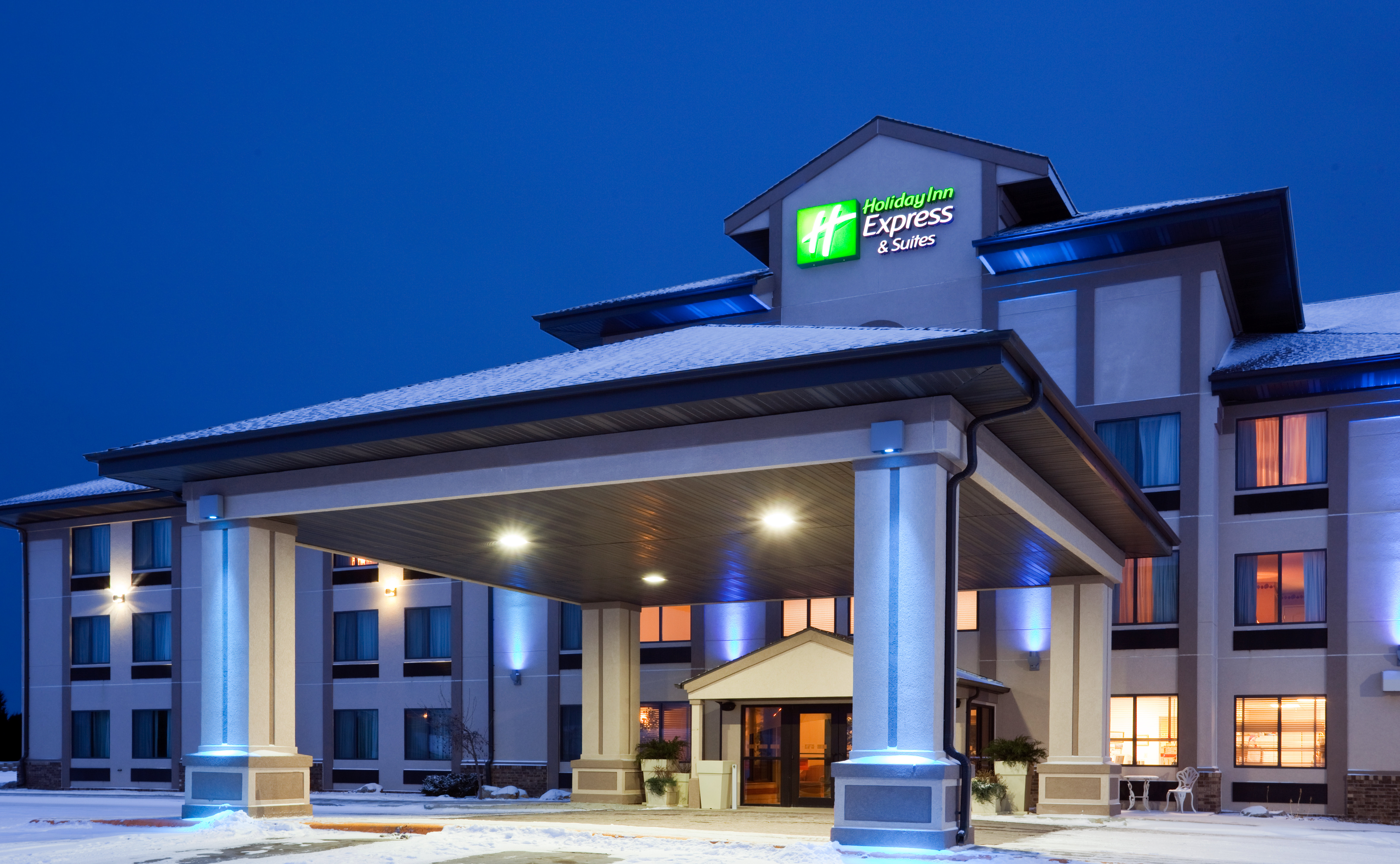 Holiday Inn Express Hotel Suites Winner 6/74