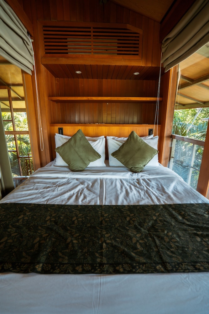 Tree House, Queen Bed