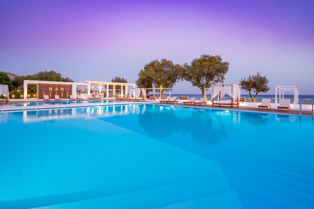 Kamari Plus Hotel 24/49