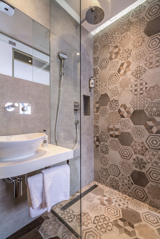Level Luxury Suites 51/55