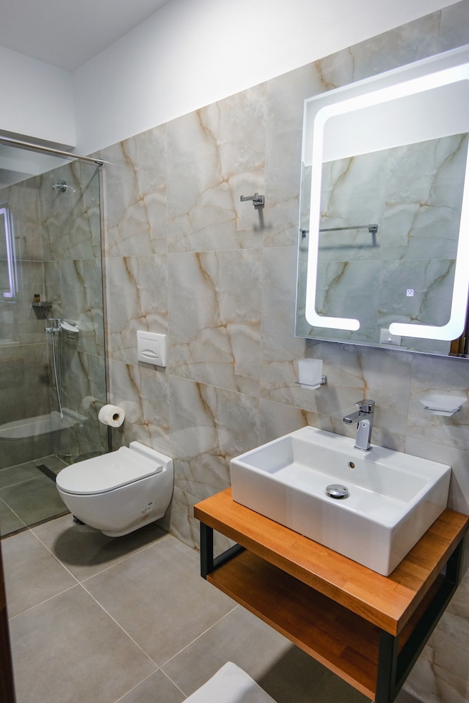 Bineri Hotel Gjirakastra 48/52