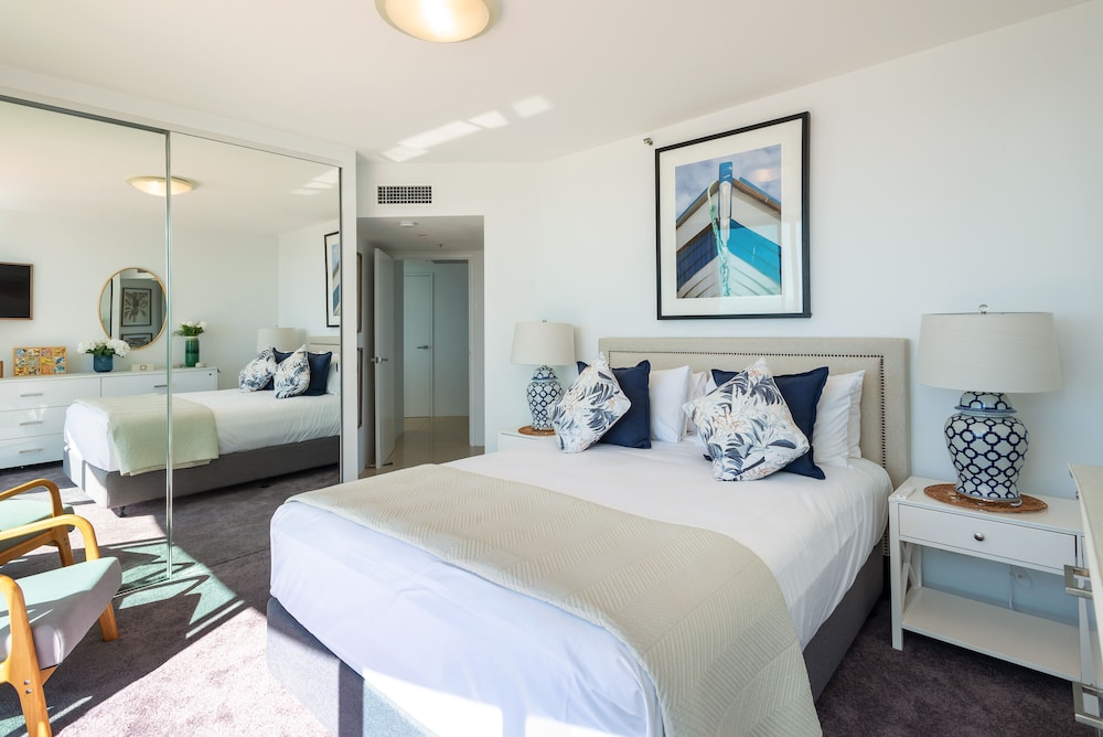 3 Bedrooms, Sub Penthouse, 2 Queen and Twin Beds, Ocean Front, Balcony