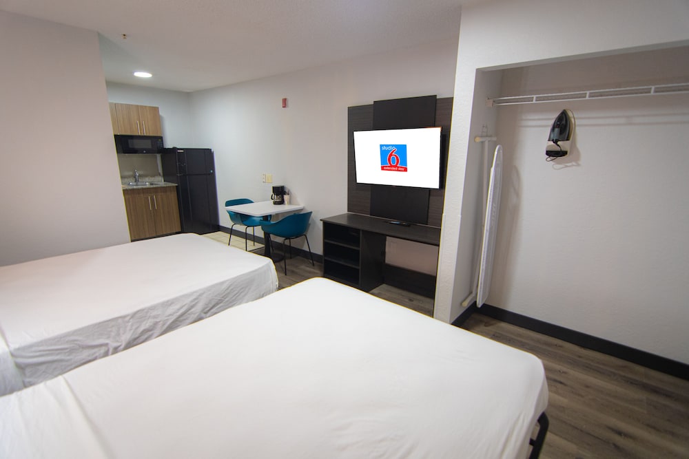 Studio 6 Extended Stay - West Palm Beach, FL 12/52