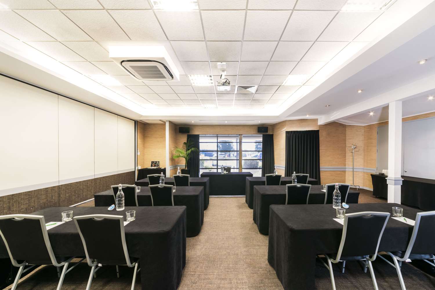Quality Hotel Lincoln Green 34/42