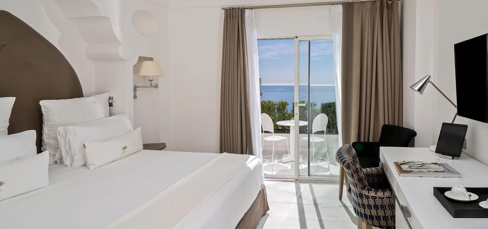 Deluxe, Double Bed, Lateral Side Sea View