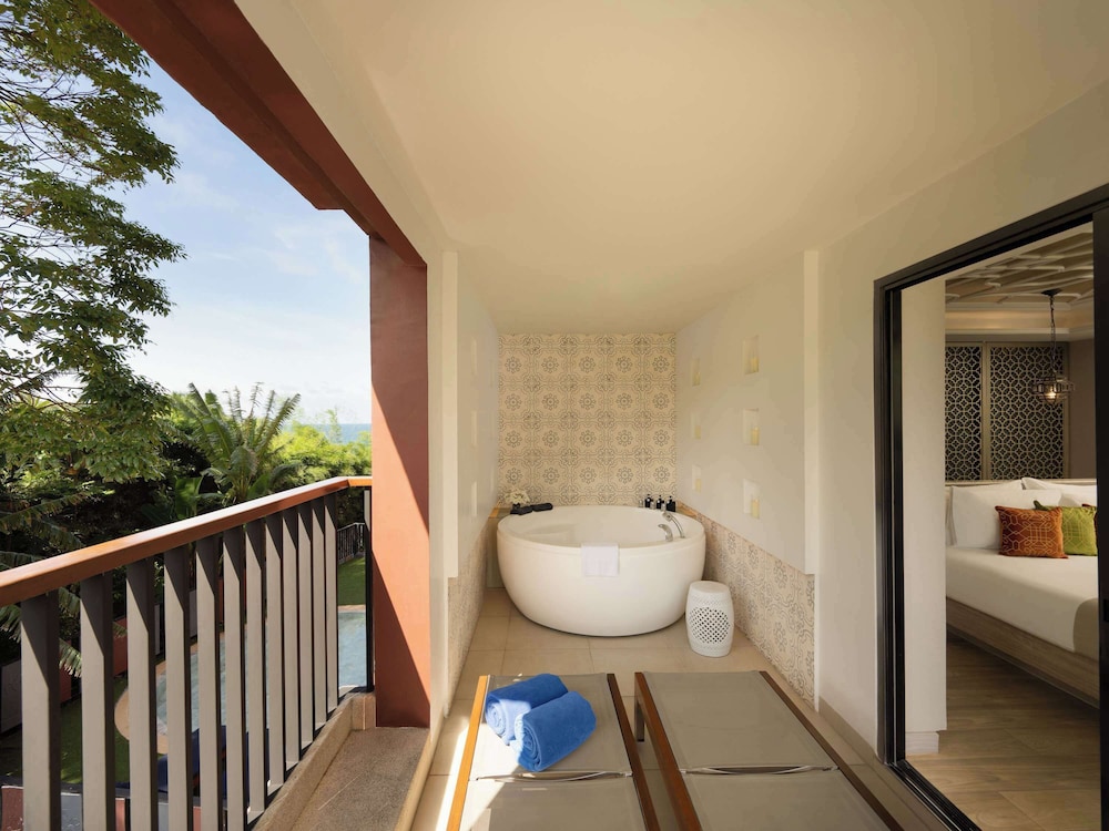 DELUXE, SUITE, MOUNTAIN VIEW, JETTED TUB