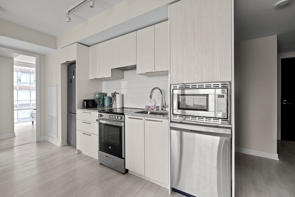 Teahouse Condos in Downtown Toronto 4/50