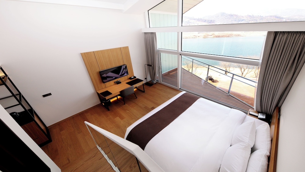 Duplex, Hollywood, Premier, Twin Beds