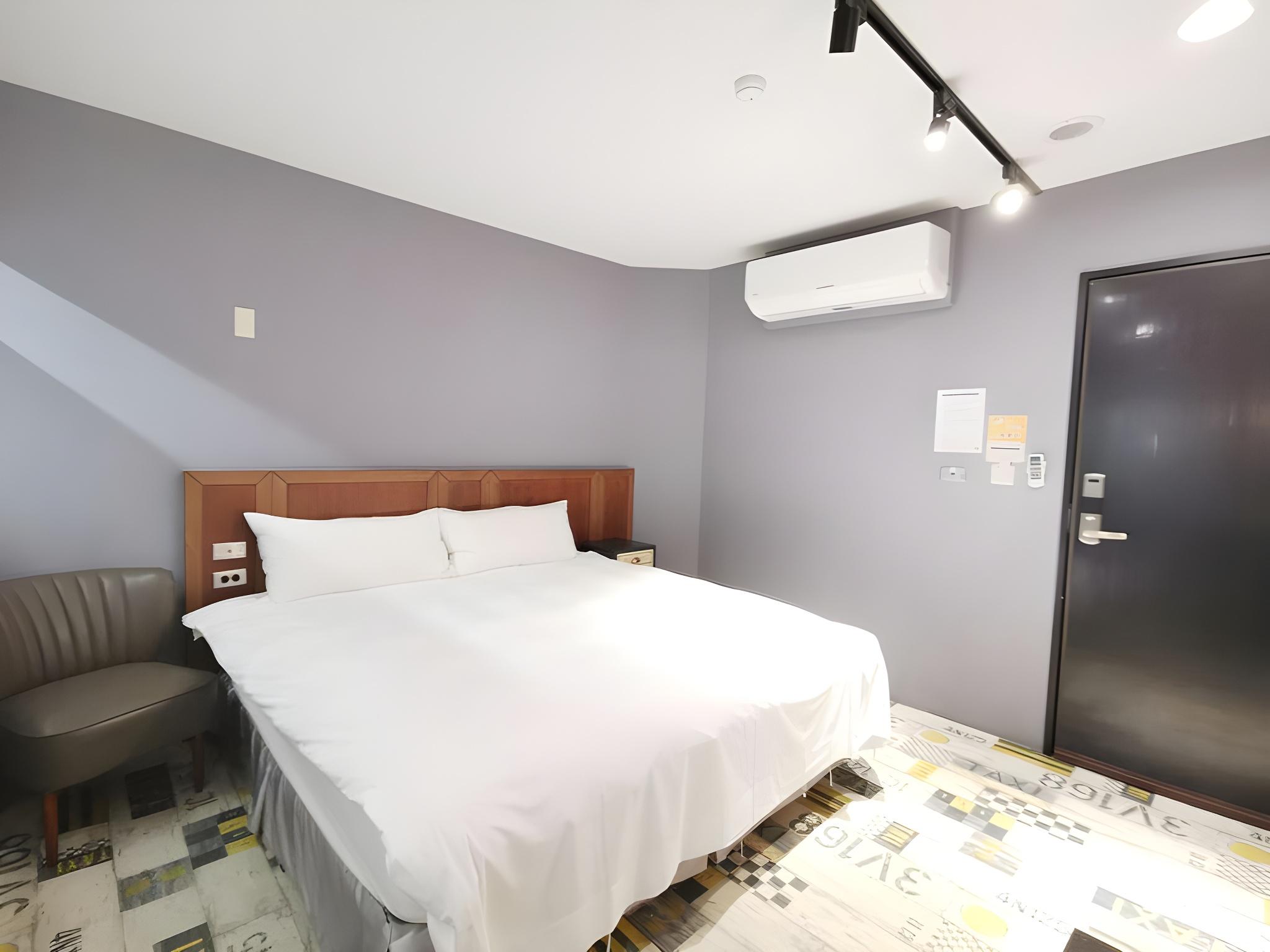 Economy, King Bed, No Window