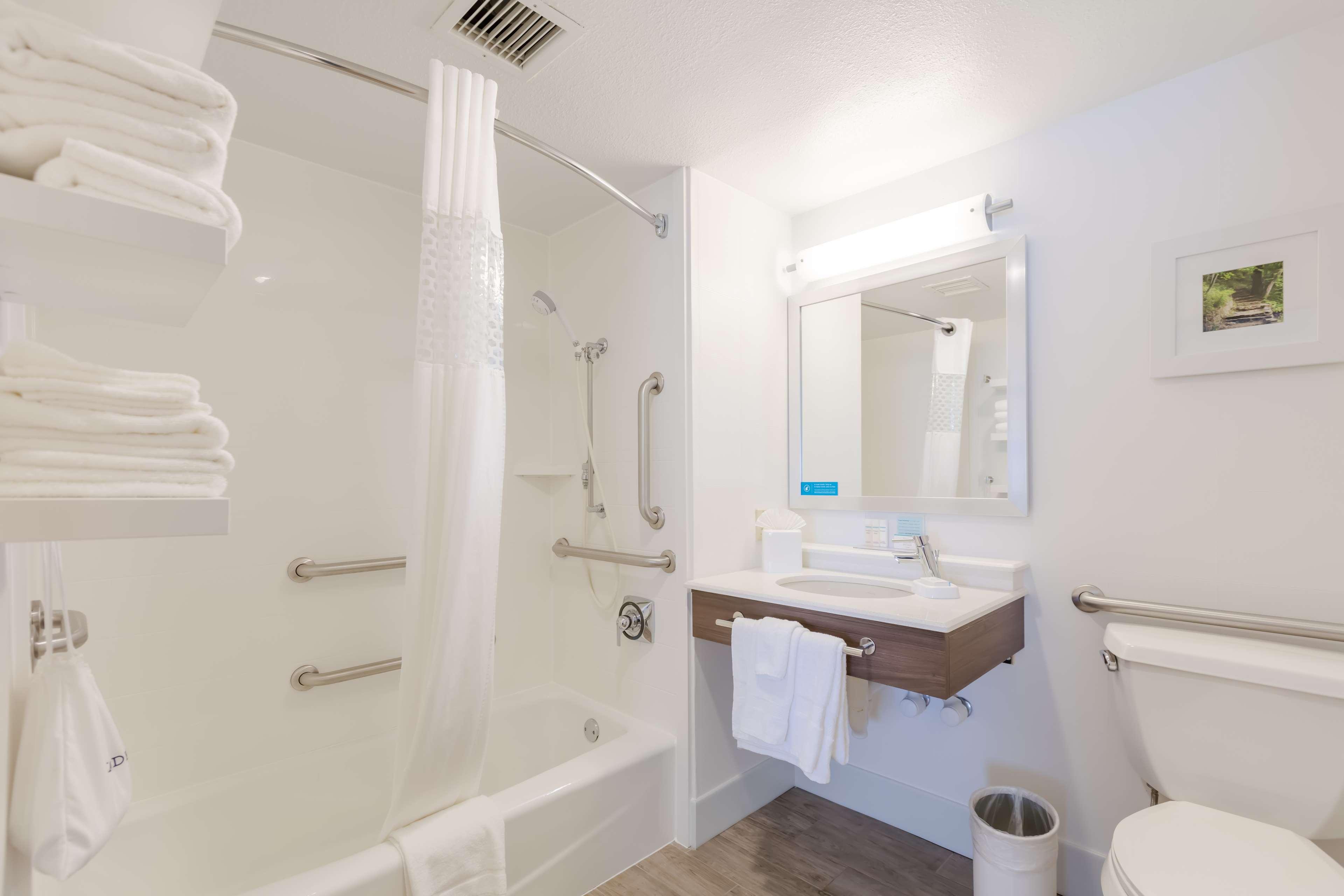 STUDIO, QUEEN BED, ACCESSIBLE